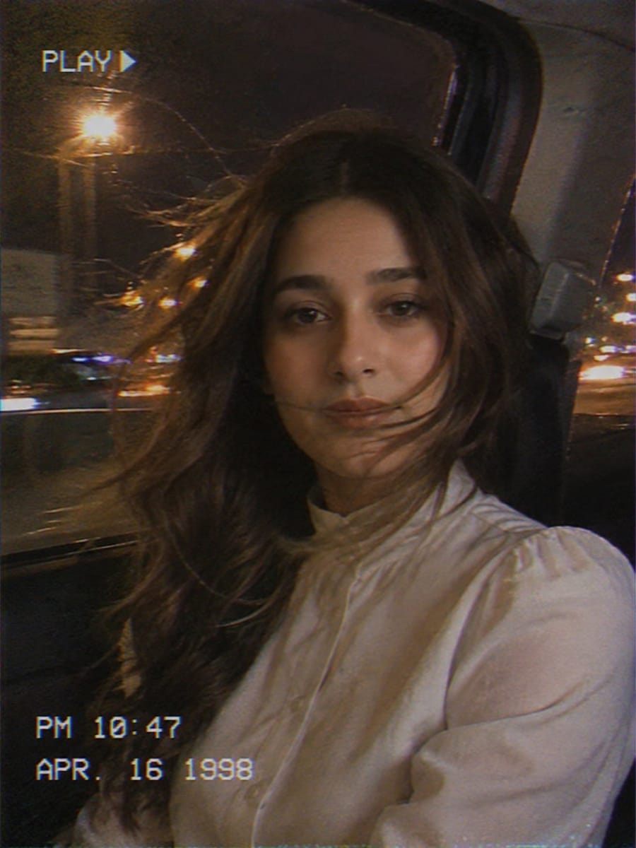 90年代VHS复古风：夜间车载少女像