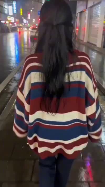 雨夜霓虹街头回眸甜笑少女